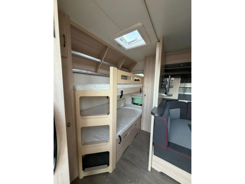 Hobby De Luxe Edition 560 KMFE stapelbed voortent mover  foto: 13