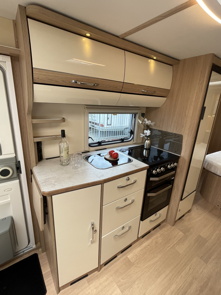 LMC Caravans Exquisite 685 VIP QUEENSBED + RONDZIT TANDEMASSER 2025 ! foto: 5
