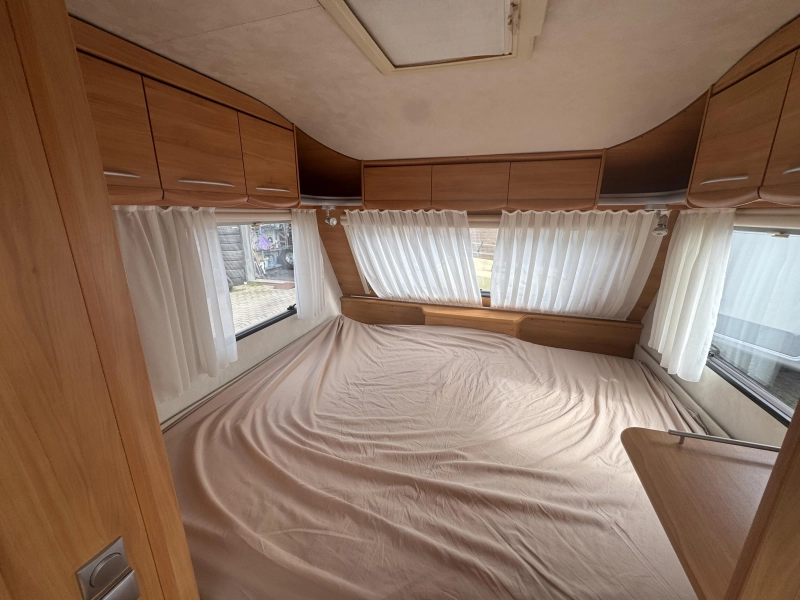 Adria Adora 472 LU Rondzit vast bed voortent  foto: 15
