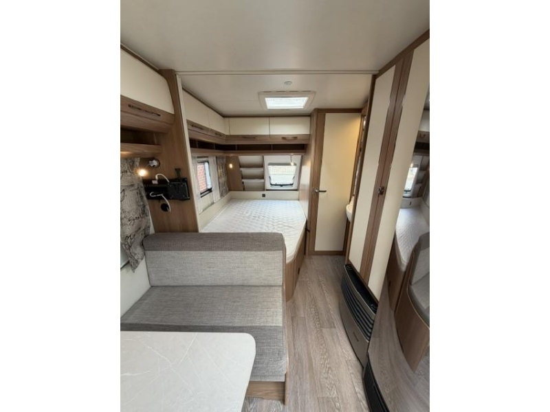 Hobby De Luxe 400 SFE Incl. Mover en Voortent  foto: 14