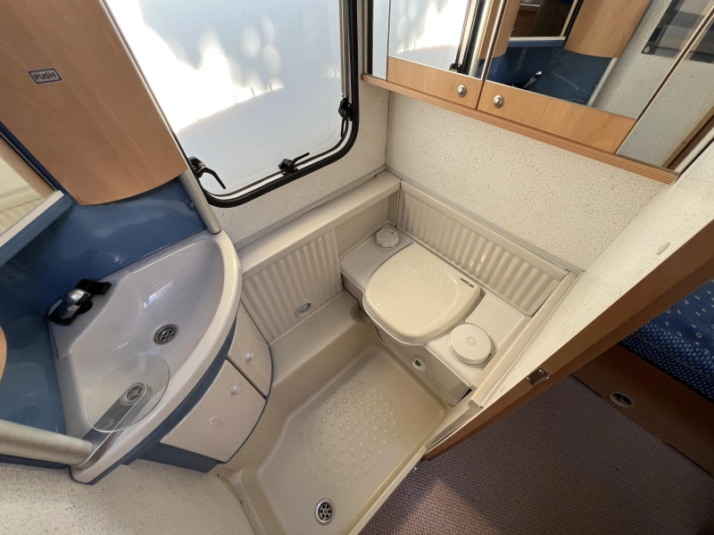 Bürstner Ventana Avantgarde 435 TS Voortent en losse luifel  foto: 10