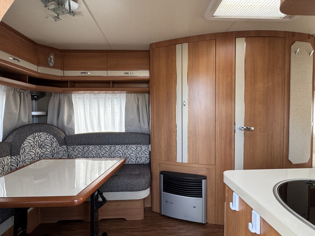Hobby Excellent 495 UL met ENKELE BEDDEN en grote rondzit **Mover/Reservewiel/XXL Koelkast/Fietsendrager voor & achter/Zeer nette staa foto: 6