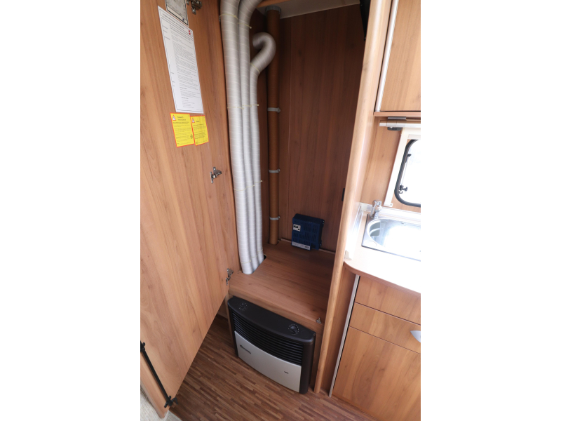 Bürstner Averso 495 TK Stapelbed/voortent- 5pers  foto: 17