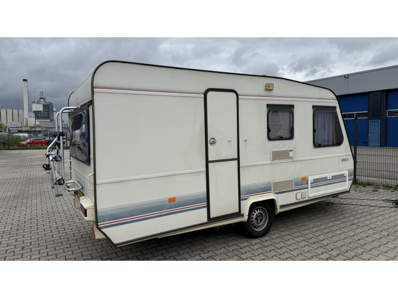 Adria Optima 425 TK vast bed zit toiletruimte  foto: 12