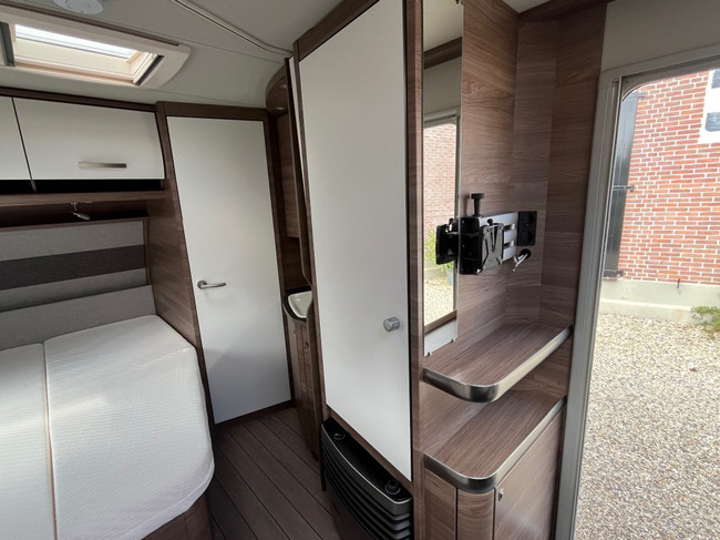 Knaus 450 Fu Sport Frans bed, MOVER, AIRCO , Nieuwstaat! foto: 9
