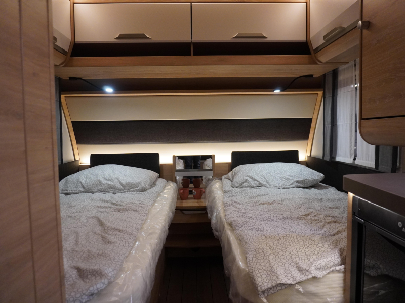 Knaus Sudwind Black Selection 460 EU ENKELE BEDDEN  foto: 14