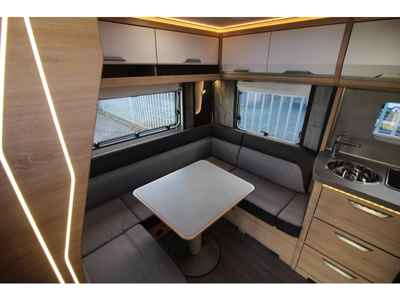 Knaus Sudwind Black Selection 450 FU Frans bed & rondzit!  foto: 6