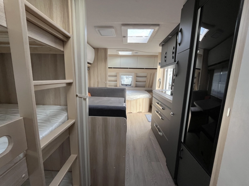 Hobby De Luxe 545 KMF sfeer-3bed-c6e-vloerv-etc  foto: 10