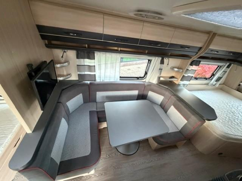Hobby De Luxe Edition 560 KMFE stapelbed voortent mover  foto: 12