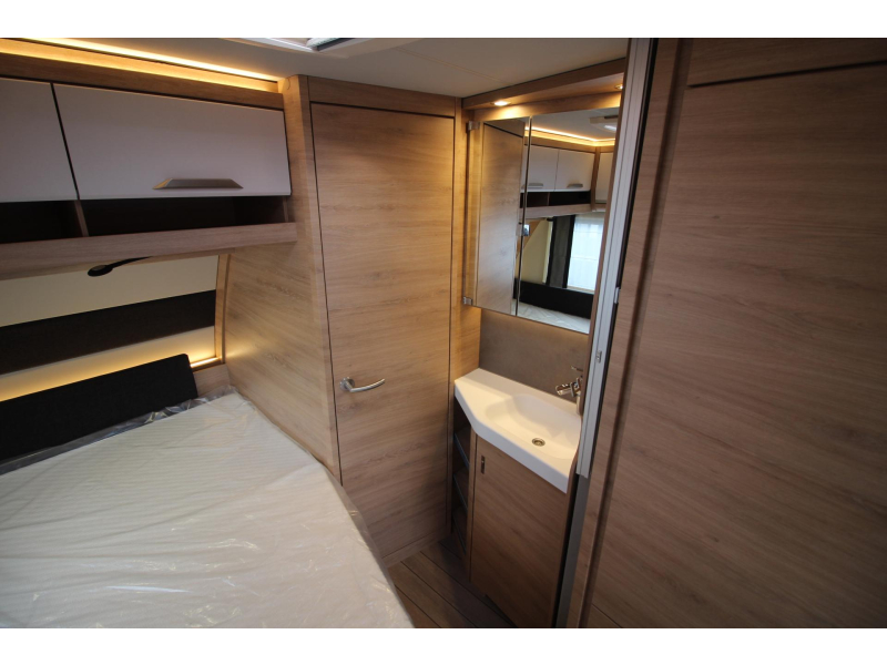 Knaus Sudwind Black Selection 450 FU Frans bed & rondzit!  foto: 9