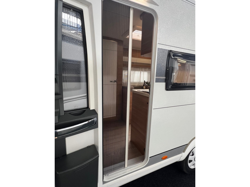 Hobby De Luxe 490 KMF voortent stapelbed fiets  foto: 9