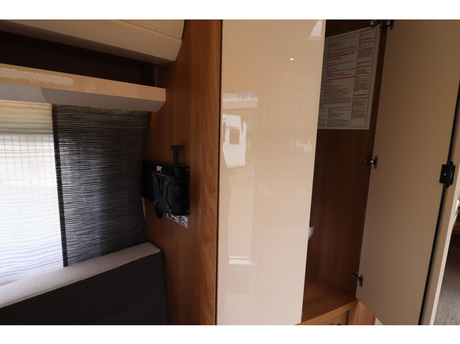 Hobby Excellent 495 UL Enkel bed/ Thule luifel foto: 12