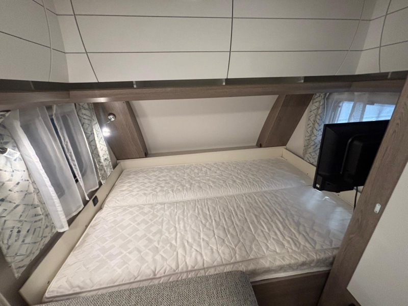 Hobby On Tour 470 KMF met voortent en stapelbed  foto: 17