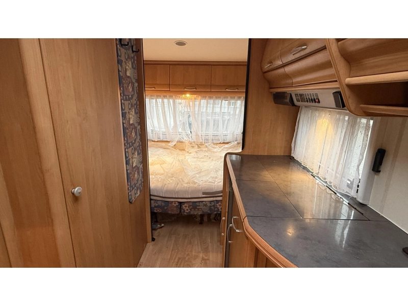 Hobby Excellent 470 UB rondzit dwars bed toilet 