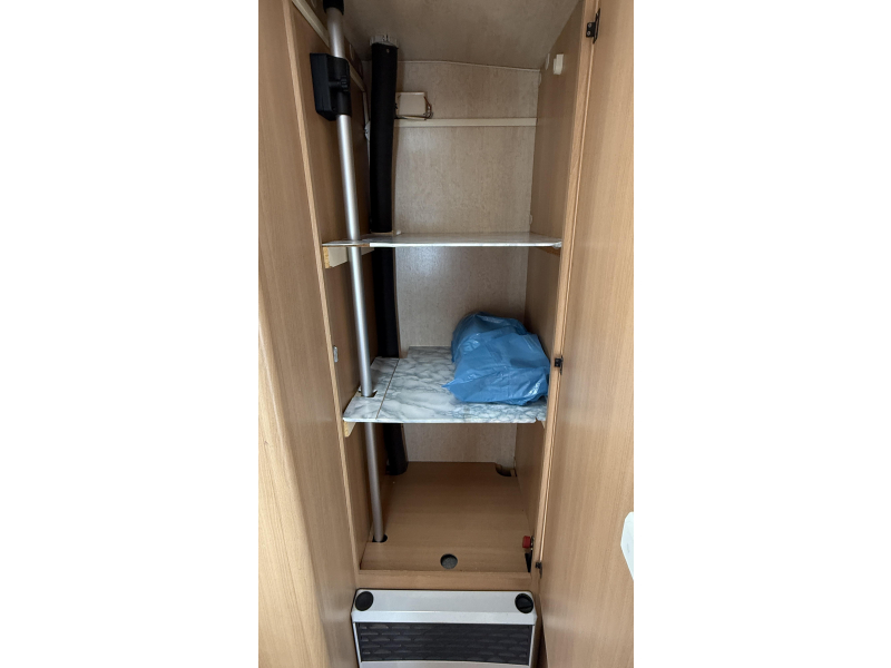 Adria Optima 425 TK vast bed zit toiletruimte  foto: 5