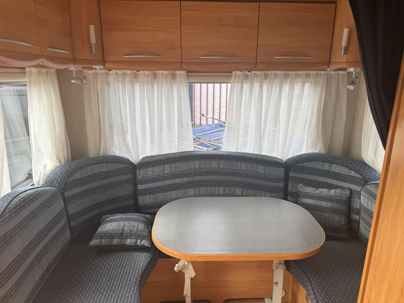 Adria Adora 472 LU Rondzit vast bed voortent  foto: 17