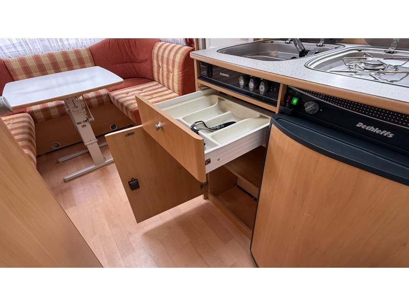 Dethleffs Summer Edition 430 DB vast bed rondzit toilet  foto: 9