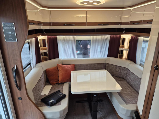 Hobby 540 UFF Nw staat. Queens bed, mover + Thule luifel foto: 9