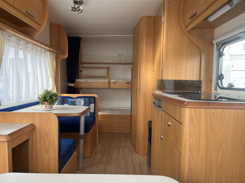 Chateau Calypso 480 KMD Stapelbed - Voortent  foto: 3
