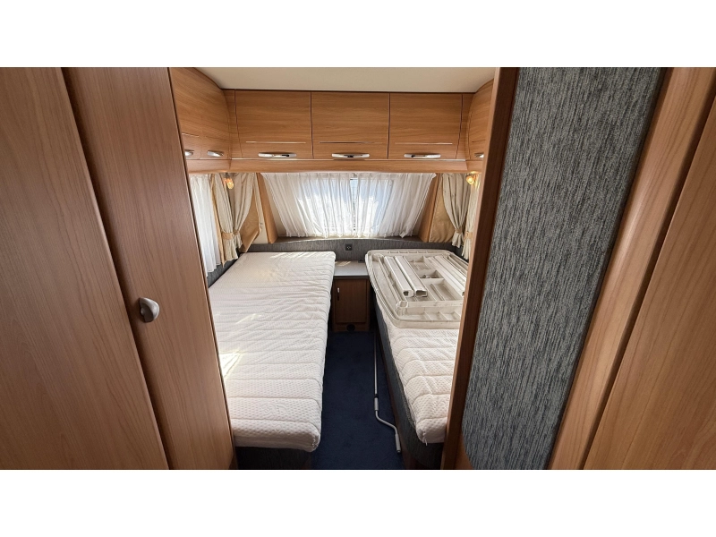 Hobby De Luxe 540 UL enkele bedden rondzit  foto: 2