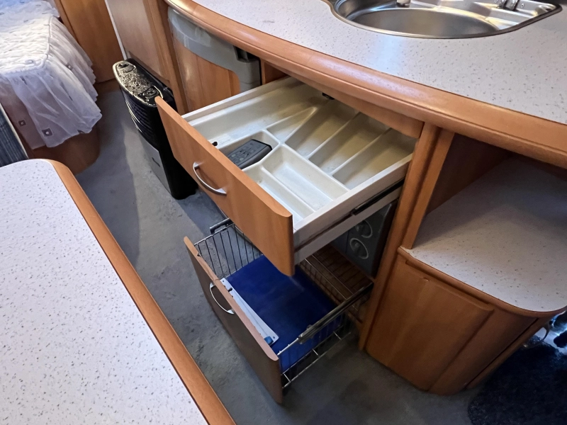 Hobby De luxe Easy 560 KMFE stapelbed zit frans  foto: 7