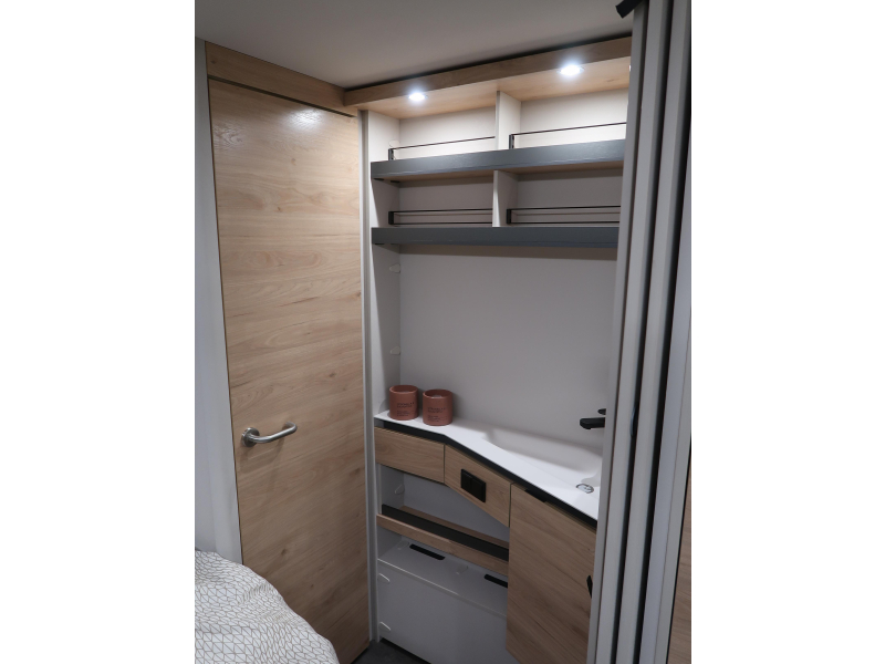 Dethleffs Camper 560 FMK STAPELBED EN RONDZIT!  foto: 9