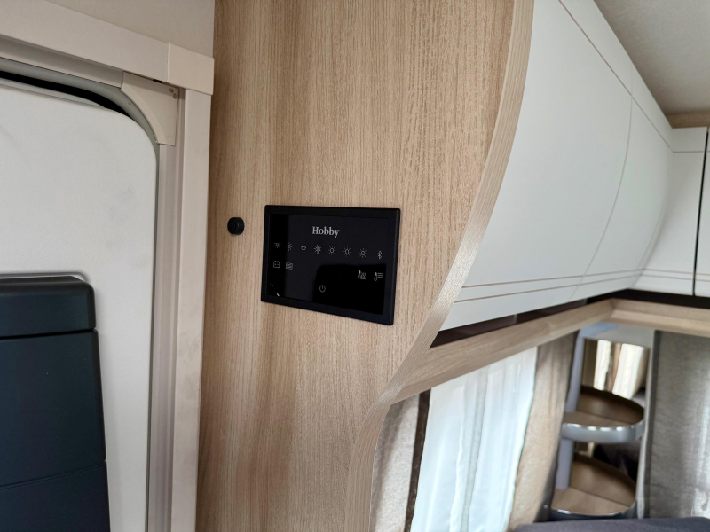 Hobby De Luxe 460 UFE Frans bed & rondzit!  foto: 16
