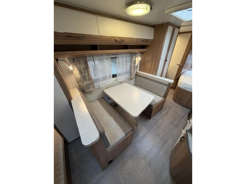 Hobby De Luxe 540 KMFE 3 stapelbed Mover Airco  foto: 13