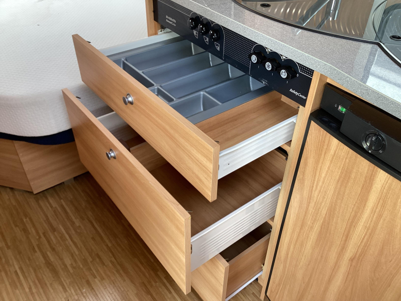 Dethleffs Camper 450 DB voortent  foto: 12