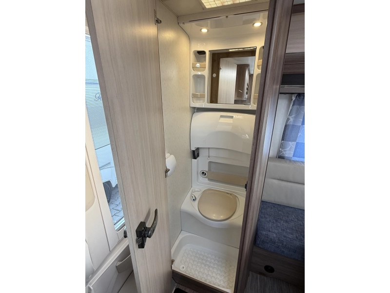 Hobby De luxe Easy 400 SF dwars bed treinzit toilet  foto: 3