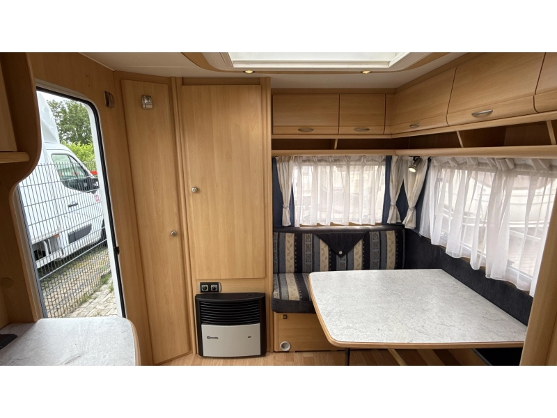 Dethleffs Camper 440 DB treinzit vast bed toilet 