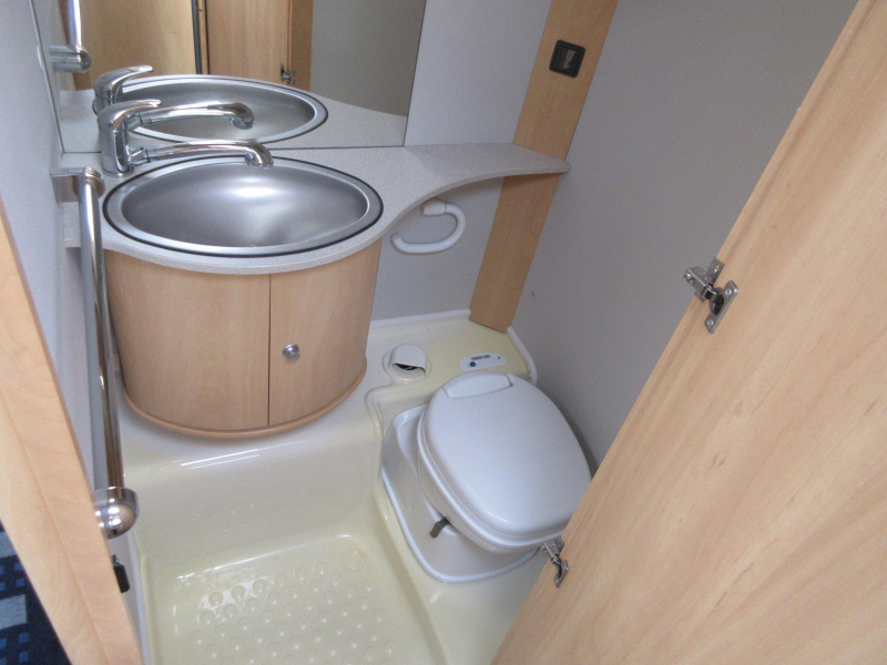 Dethleffs Camper 440 DB DWARSBED EN VASTE LUIFEL  foto: 11
