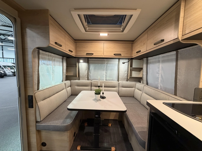 Weinsberg CaraOne Edition HOT 450 FU fransbed / rondzit  foto: 12