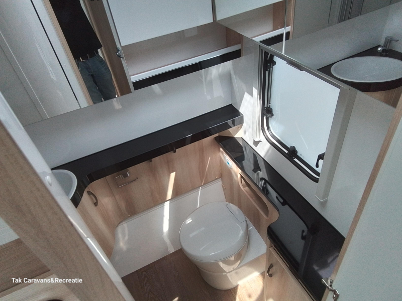 Hobby De Luxe 495 WFB met aparte douche en wc  foto: 9