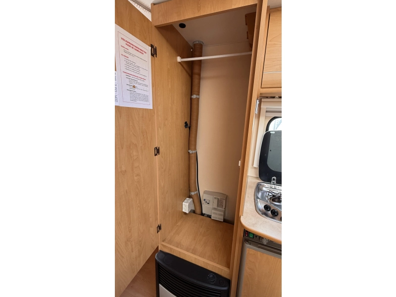 Caravelair Antares Luxe 426 stapelbed zit vast bed  foto: 7