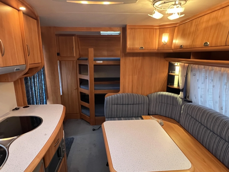 Hobby De luxe Easy 560 KMFE stapelbed zit frans 