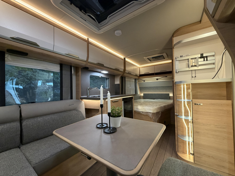 Knaus Sudwind Black Selection 450 FU rondzit / fransbed  foto: 8