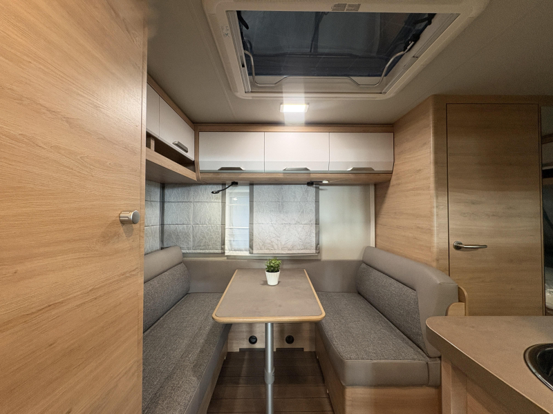 Knaus Sudwind 420 QD dwarsbed / treinzit  foto: 4