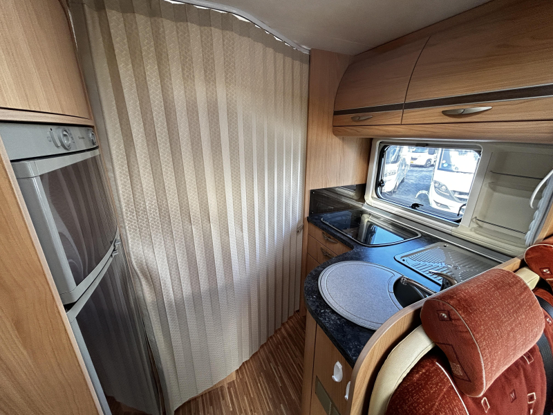 Bürstner Solano 710 T vastbed/badkamer-achterin  foto: 18