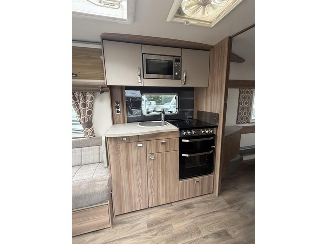Swift Elite 645 Levelsysteem Mover Luifel Zonnepaneel Oven foto: 10