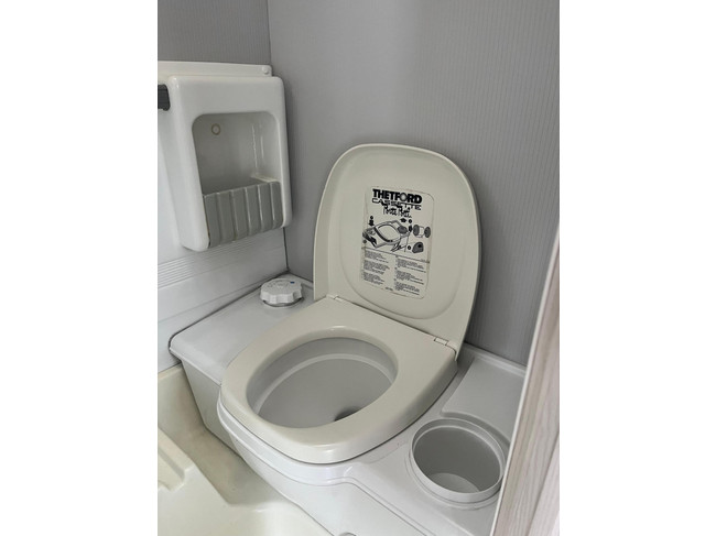 Knaus Sport 2404 | Voortent | Halfautomaat mover | Vastbed | Dinette (rondzit) | Kachel | Casette toilet | Imperiaal/ladder foto: 16