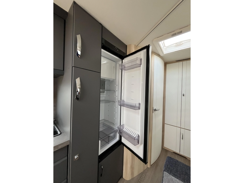 Hobby De Luxe 545 KMF sfeer-3bed-c6e-vloerv-etc  foto: 9