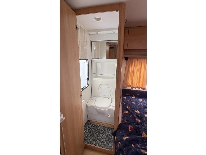 Home-Car Racer Spirit 45 FHU frans bed rondzit toilet  foto: 4