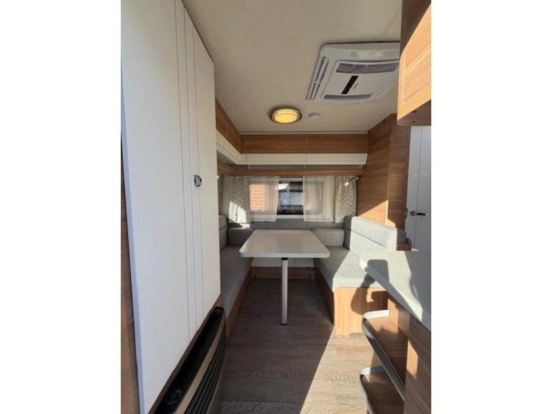 Hobby De Luxe 440 SF Incl. Airco en Voortent  foto: 10