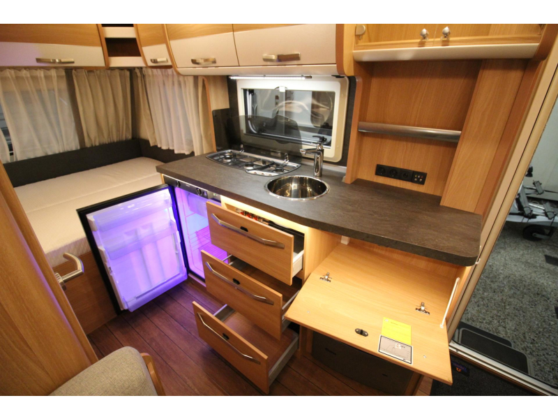Knaus Sudwind Silver Selection 420 QD Mover Thule 6300 Voortent  foto: 13