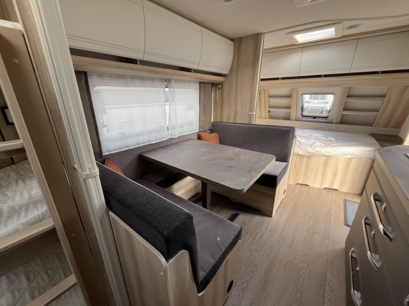 Hobby De Luxe 545 KMF sfeer-3bed-c6e-vloerv-etc 