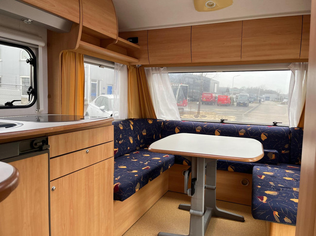 HOME-CAR Racer 45 Spirit | Fransbed | Dinette | Fietsenrek voor | Kachel | Koelkast | Toilet en wasbak foto: 7