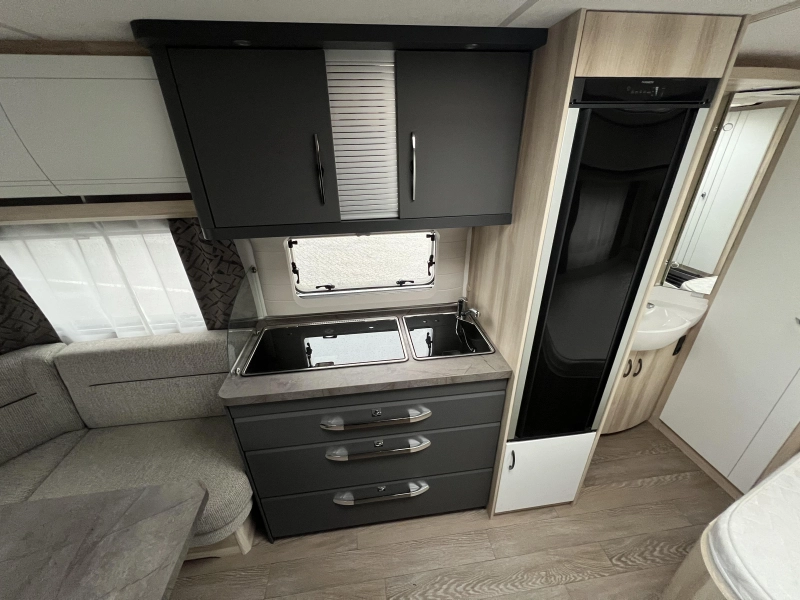 Hobby De Luxe 460 UFE Thule Luifel, Reich Mover  foto: 6