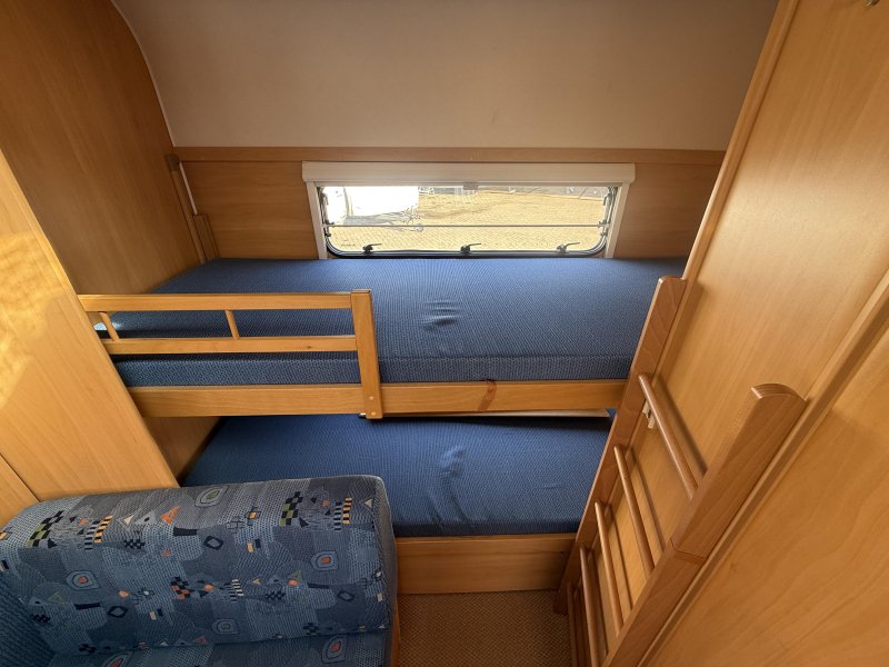 Dethleffs New Line 490 TK Stapelbed 1300KG Voortent  foto: 9