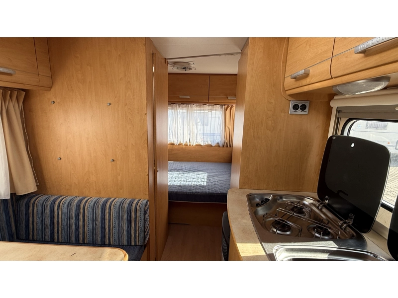 Caravelair Antares Luxe 426 stapelbed zit vast bed  foto: 2